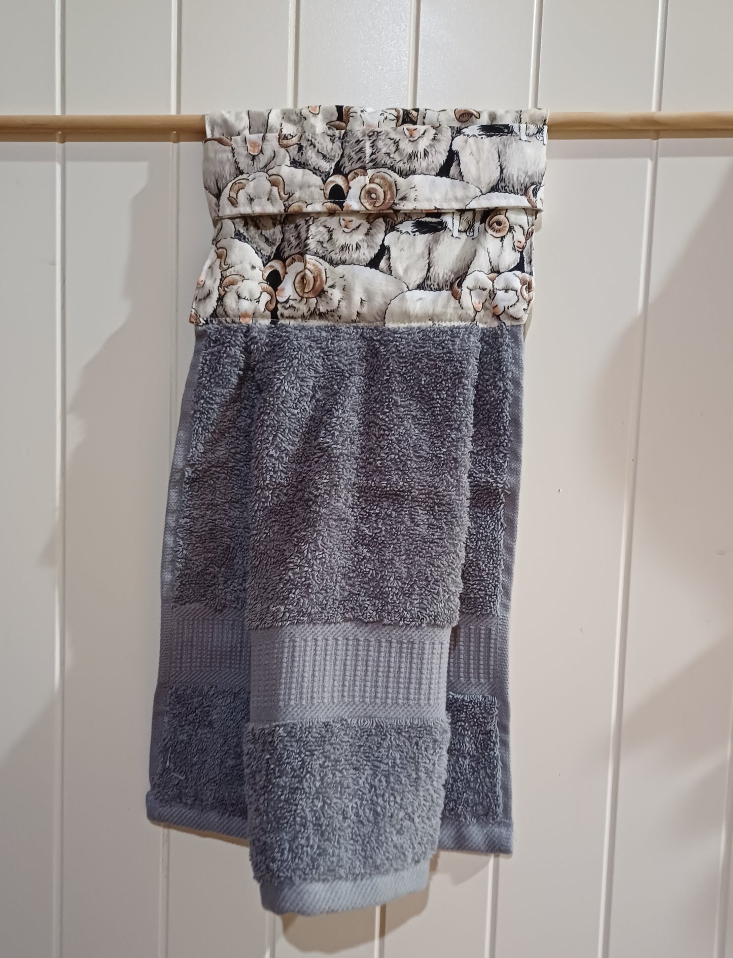 Hanging handtowel