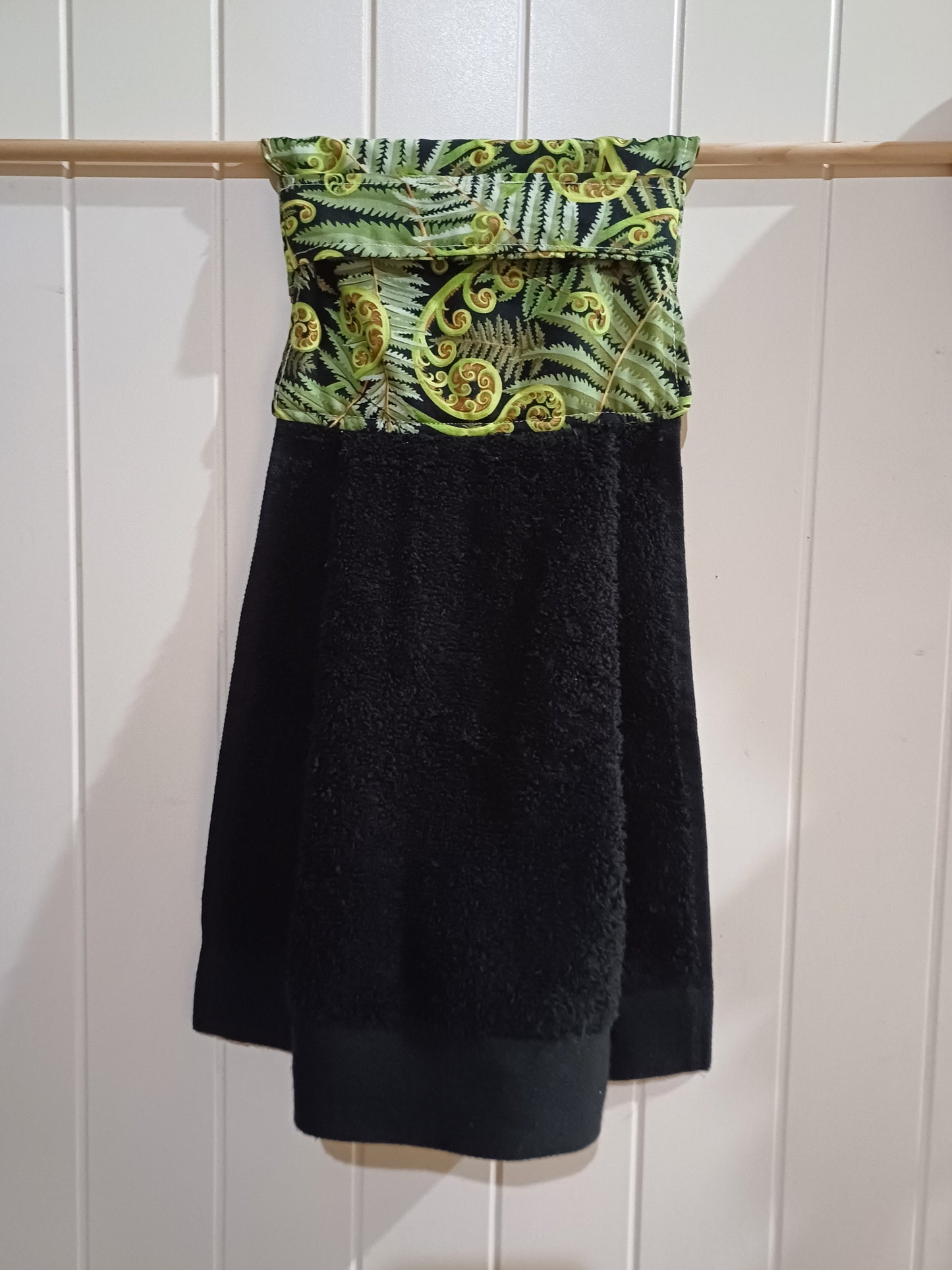Hanging handtowel